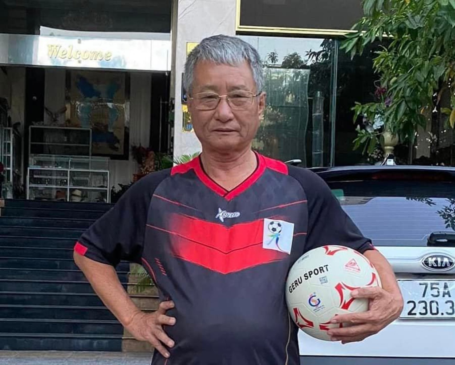 - Trọng tài dõm !!! 